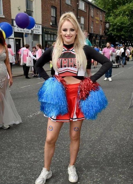 Katie McGlynn セクシーなポルノスター 写真
