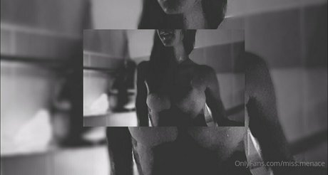 ビーチブロンドオンリーファンズ セクシー裸 写真