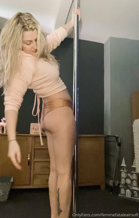 曲線美のシーメールオンリーファンズ 美しいヌード 写真