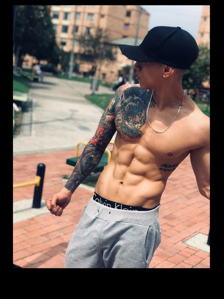Cesar Martinez95 素敵なポルノスター ギャラリー