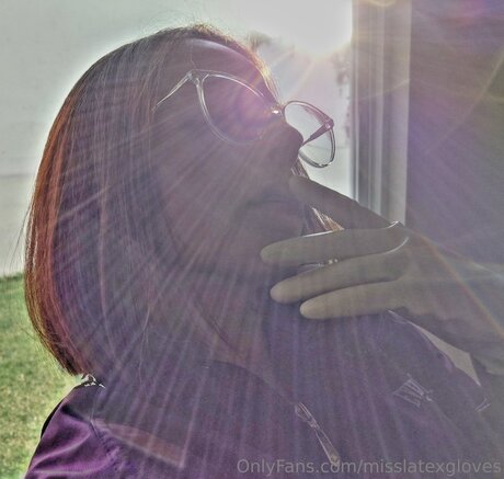 白いランジェリーオンリーファンズ トップ 写真