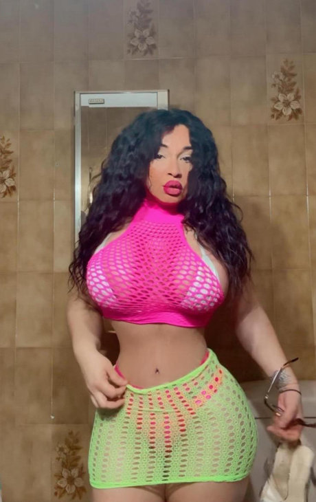Busty Latina スター ギャラリー