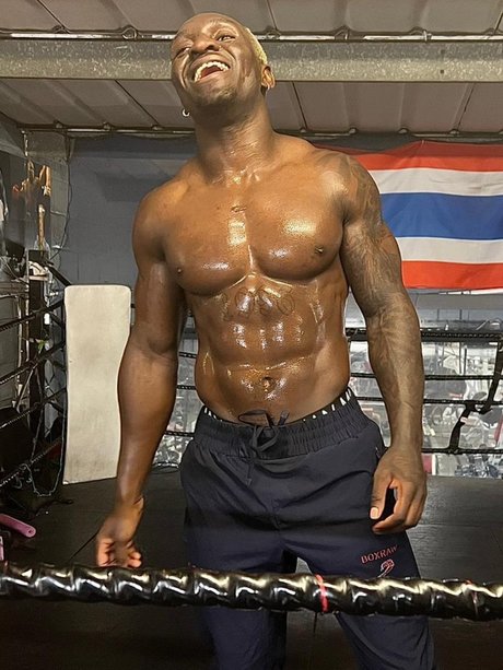 MR DARK CHOCOLATE ホットなポルノスター 写真