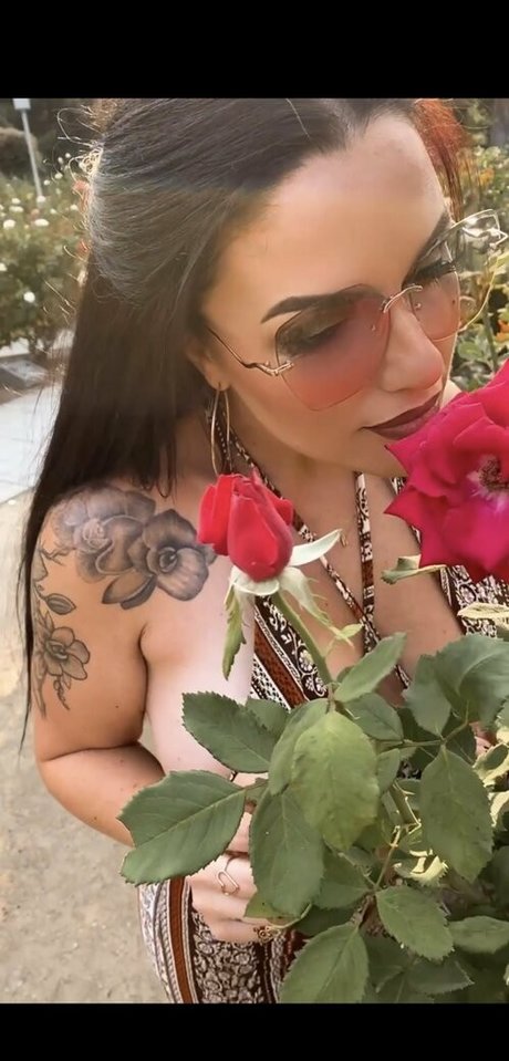 黒檀の厚いオンリーファンズ 無料ヌード 写真