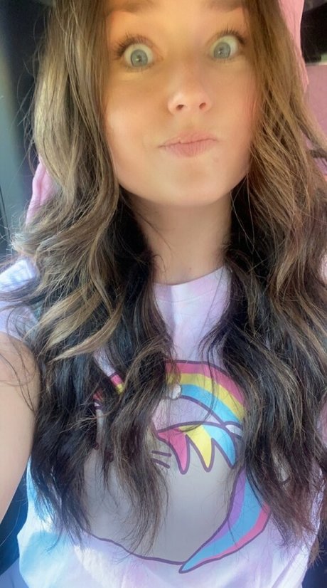 POVティーンオンリーファンズ ホットヌード 写真