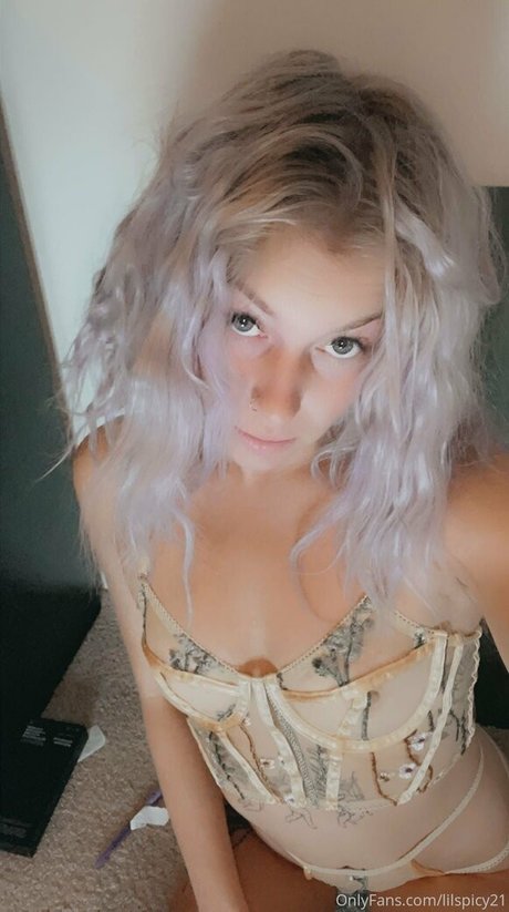 lilspicy21 アダルト女優 画像