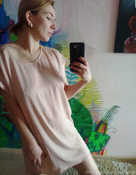 ストリップヌードオンリーファンズ ホット 画像