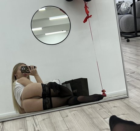 ビキニファックオンリーファンズ ポルノ 画像