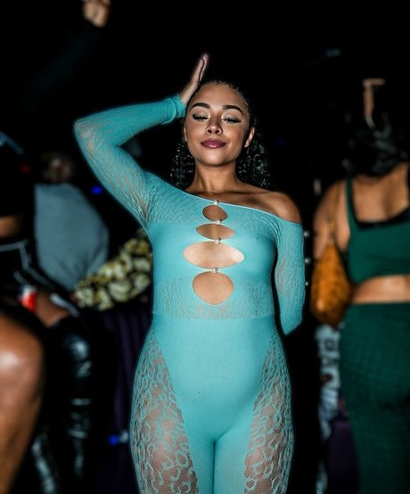 Alix Lapri エロティックモデル 写真