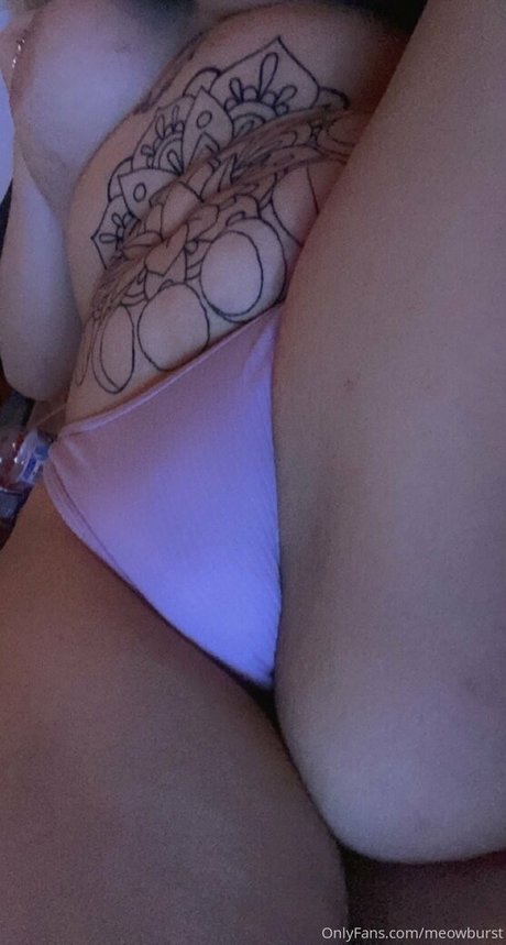 成熟した異人種間オンリーファンズ セクシーヌード 画像