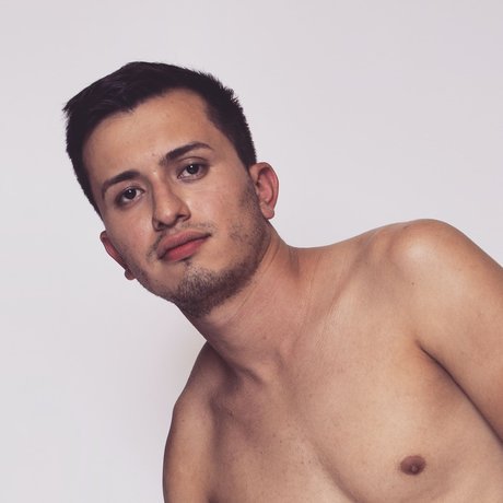 Oscar Garza ヌード女優 写真