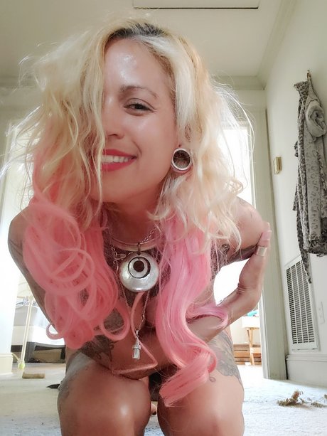 Irreverent unicorn ポルノモデル 写真
