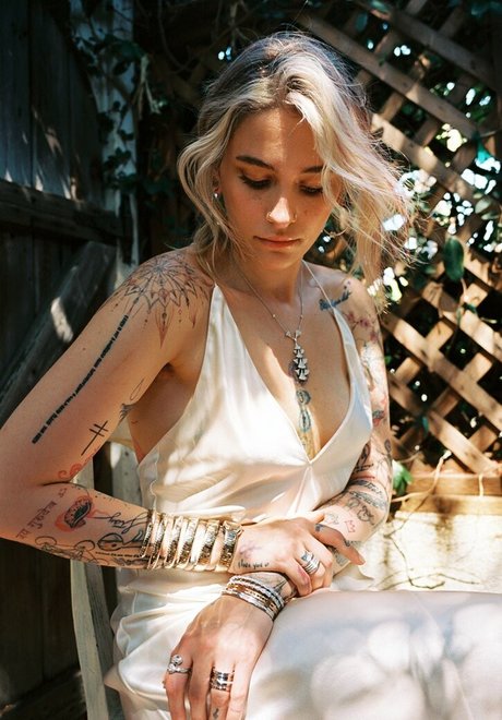 Paris Jackson アートスター ギャラリー