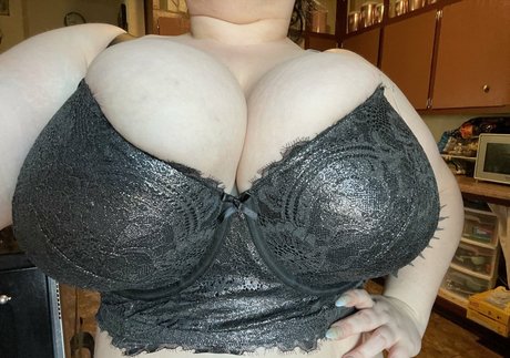 bustyvicky38 高品質のポルノスター 写真