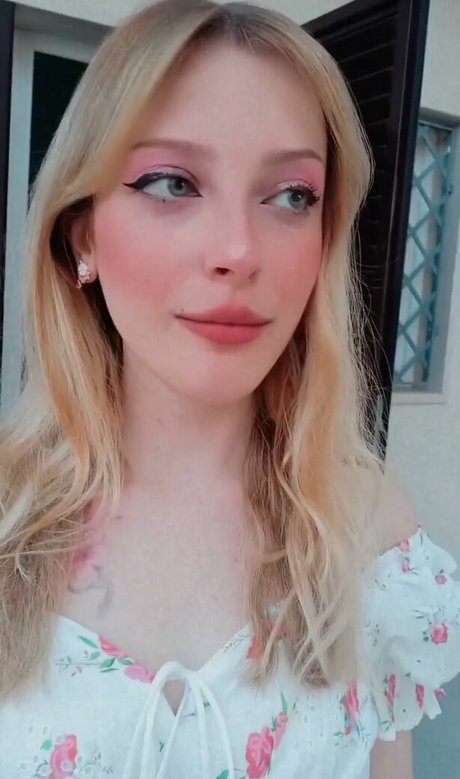 Agnese Innocente セクシーなポルノスター 写真