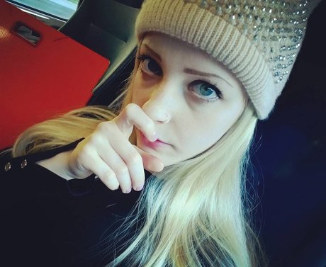 巨乳ナースオンリーファンズ アート裸 写真