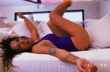ランジェリーヌードオンリーファンズ セックス 画像