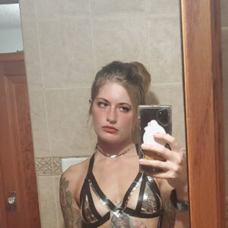 Mikayla Raines ホットなポルノスター 写真