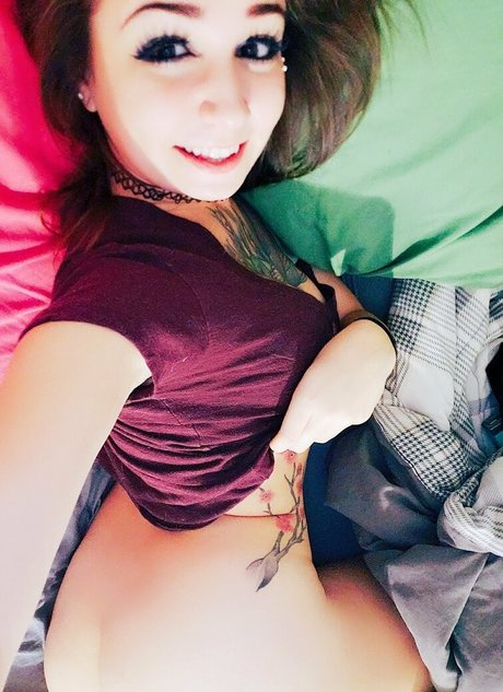 小柄な熟女オンリーファンズ アートヌード 画像