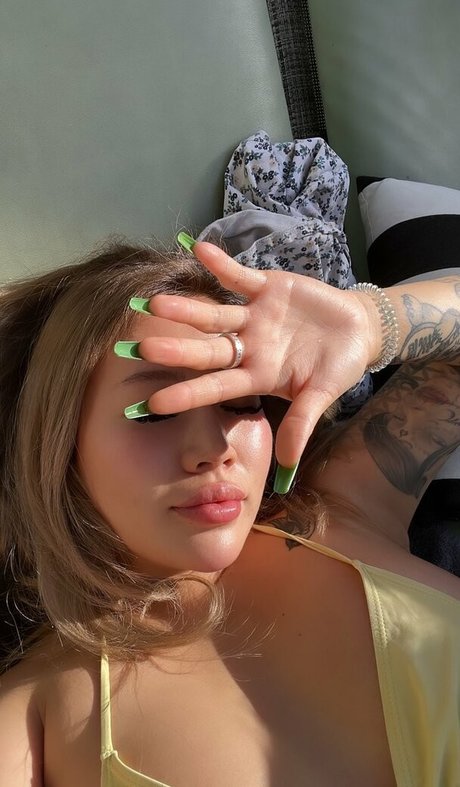 巨乳ソロオンリーファンズ セクシーヌード 写真