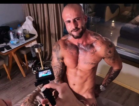 アジア人のタトゥー オンリーファンズ ホット裸 写真