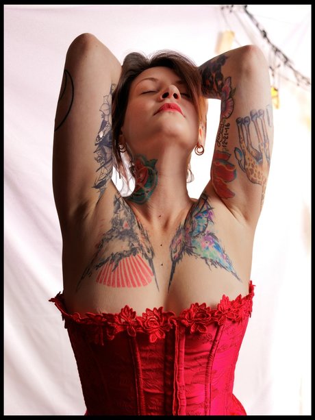 Zuzu Pebbles 美しいポルノスター 写真