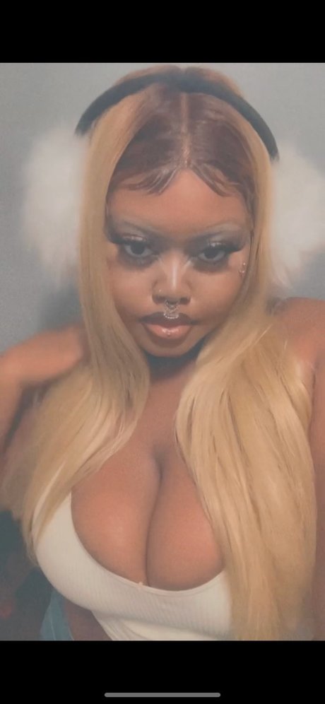 Unusually Trin セクシー女優 写真