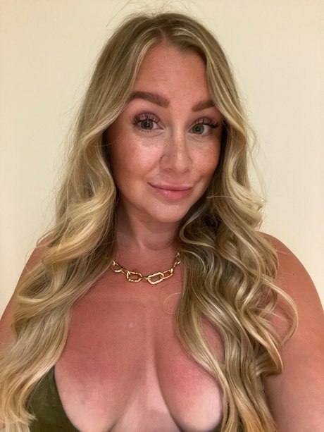 YOUR FAVOURITE PAWG ヌードのポルノスター 画像