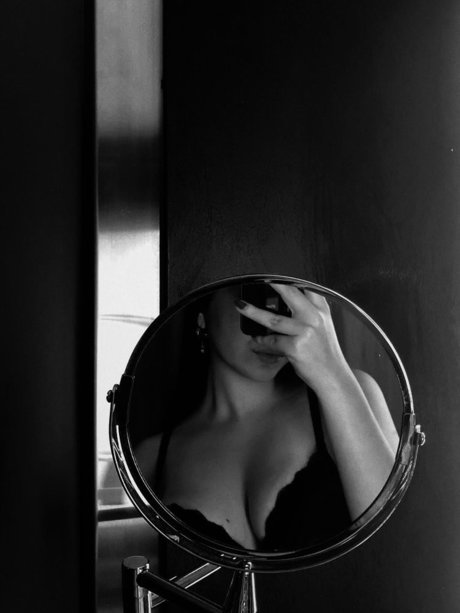 赤毛の熟女オンリーファンズ パーフェクト 画像