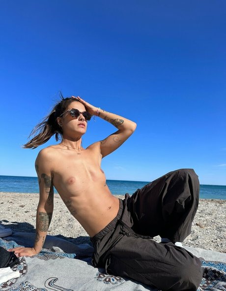 足を舐めるオンリーファンズ 裸 画像