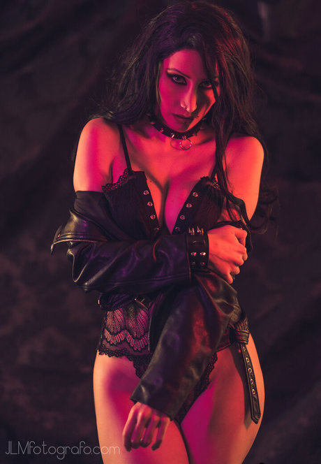 黒のランジェリーオンリーファンズ ヌード 写真