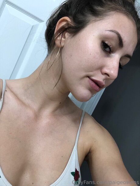 曲線美のクーガーオンリーファンズ セクシーヌード 写真