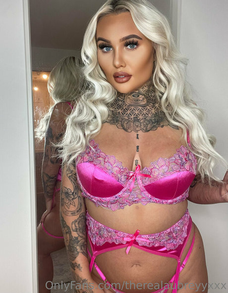 inkedblondieeee ポルノスター 画像