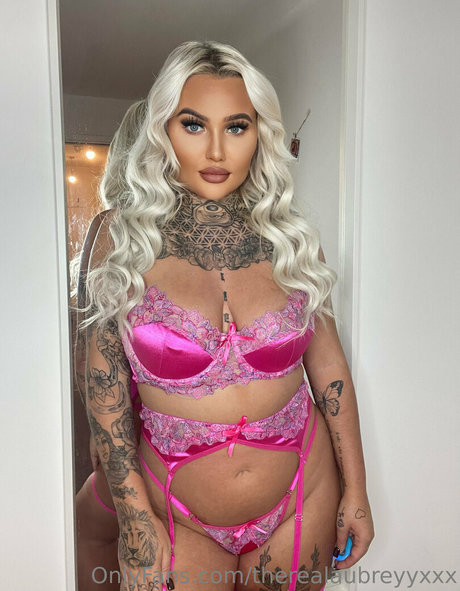 inkedblondieeee ポルノスター セクシー 写真