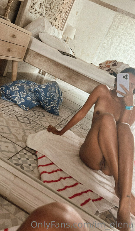 ティーンフィスティングオンリーファンズ セクシー裸 写真
