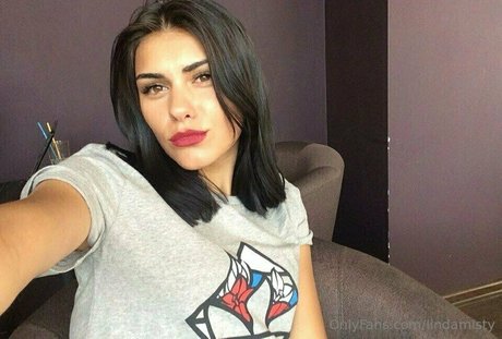アジア人フェムボーイオンリーファンズ セクシー 写真