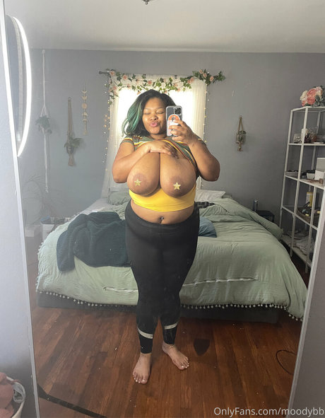 moodybb エロティックなモデル 写真