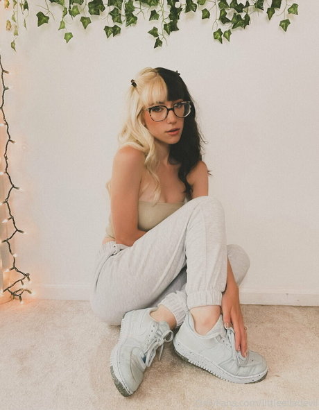 nakedella HDポルノスター 写真