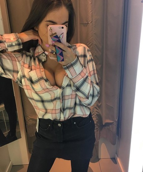 tiynmay ポルノスター 裸 写真