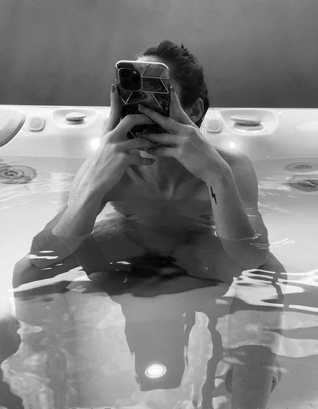 ティーンの若いオンリーファンズ エロチック 写真