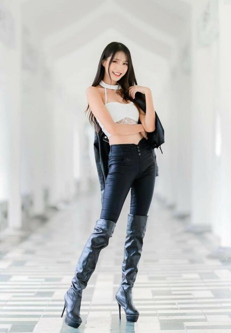 毛深い膣オンリーファンズ セクシーヌード 写真