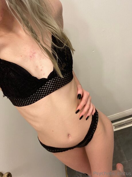 パンツを食い込ませるオンリーファンズ アートポルノ 画像