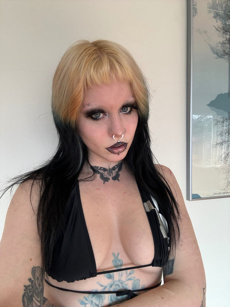 Baby Lux ヌード女優 ギャラリー