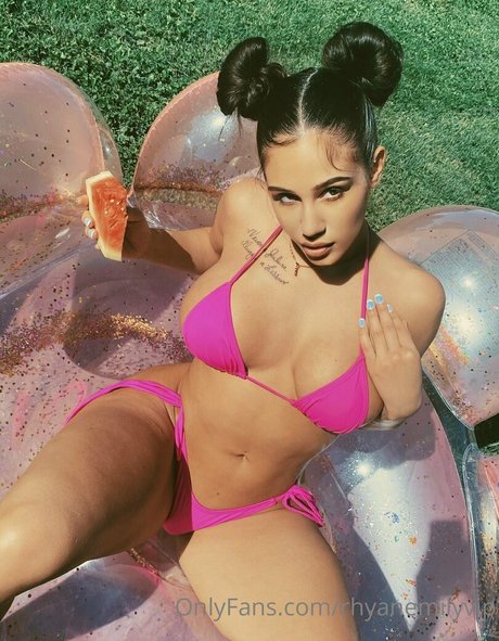 emilyywild1 セックス女優 写真