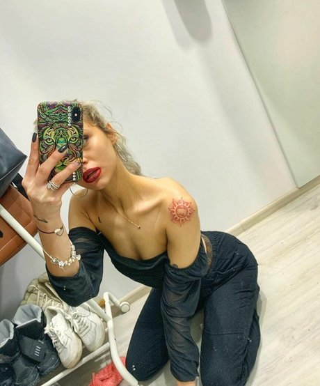 金髪のホットな妻オンリーファンズ ポルノ 写真