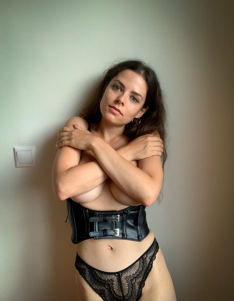 Lenabartos アダルト女優 画像