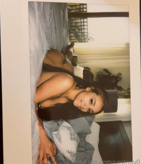 urstruly ali セックスモデル 写真