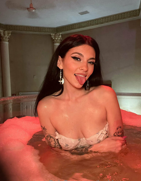 leahjamesxo 限定モデル 画像
