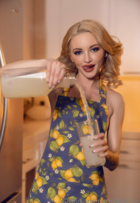 ブルネットのティーンオンリーファンズ アートヌード 写真