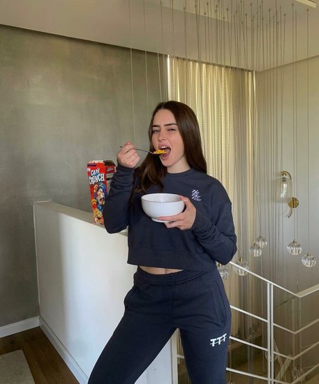 Effy Palarya 完璧なスター 写真